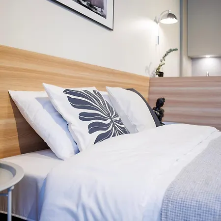 Hotel Liv In *
